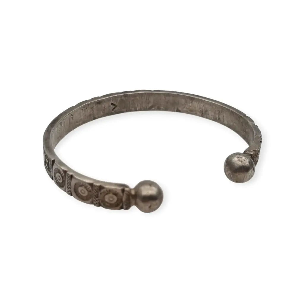 Brazalete africano tuareg vintage en plata grabada Pulsera étnica firmada “V”.