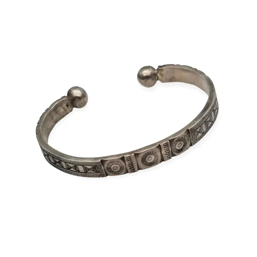 Brazalete africano tuareg vintage en plata grabada Pulsera étnica firmada “V”.