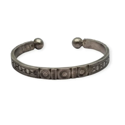 Brazalete africano tuareg vintage en plata grabada Pulsera étnica firmada “V”.