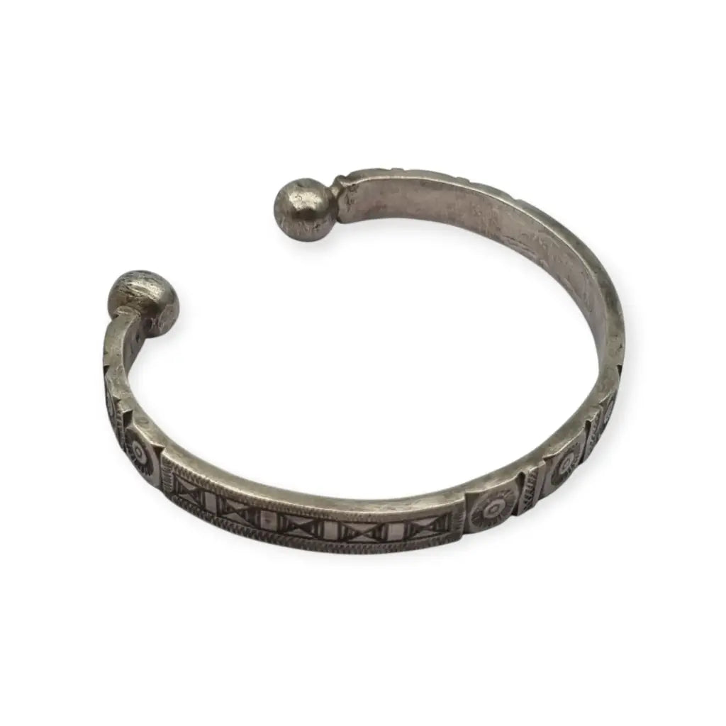 Brazalete africano tuareg vintage en plata grabada Pulsera étnica firmada “V”.