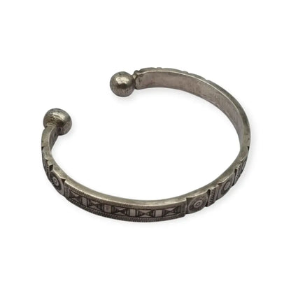 Brazalete africano tuareg vintage en plata grabada Pulsera étnica firmada “V”.