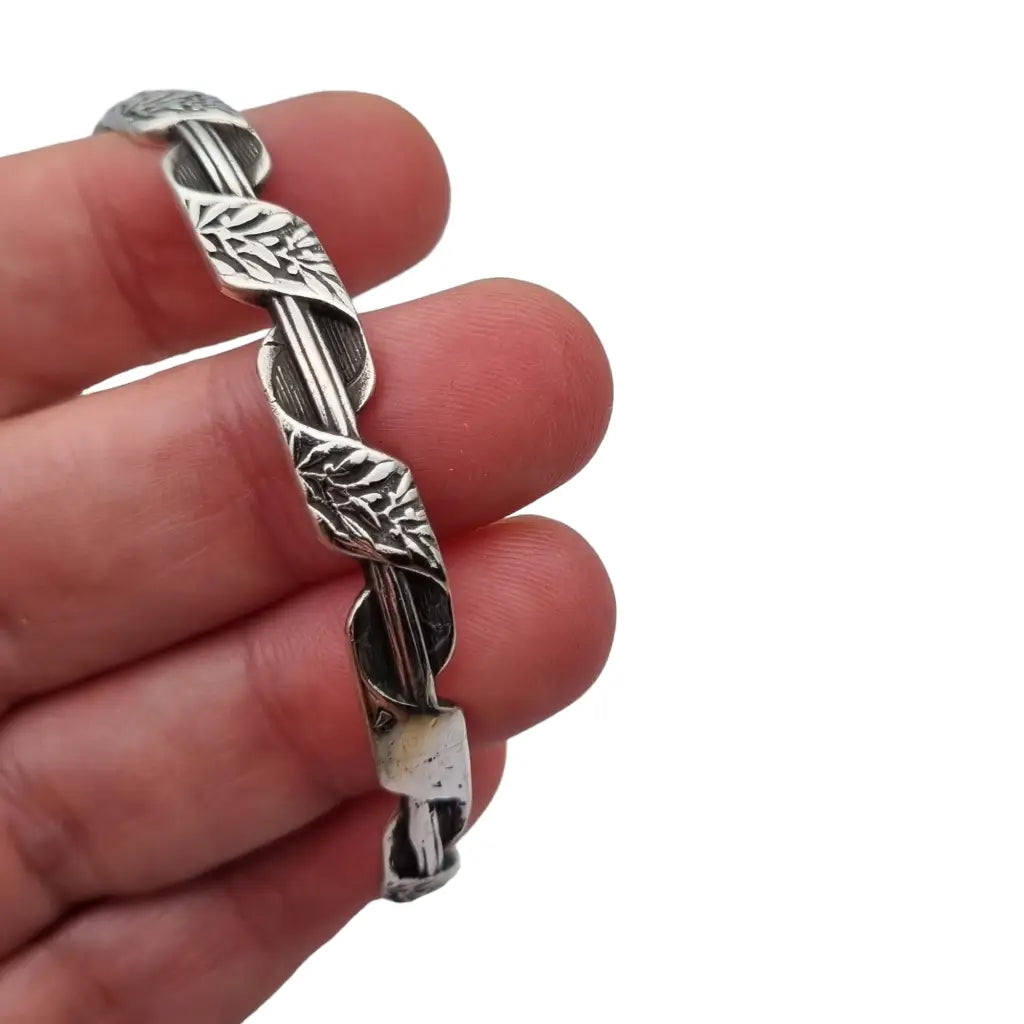 Brazalete antiguo rígido de plata k. Thamar con decoración floral para mujer.