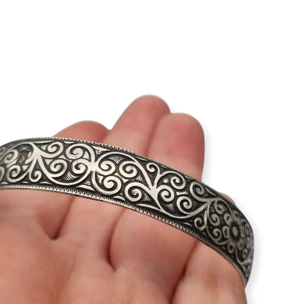 Brazalete bereber antiguo en plata grabada diseño floral bohemio estilo étnico