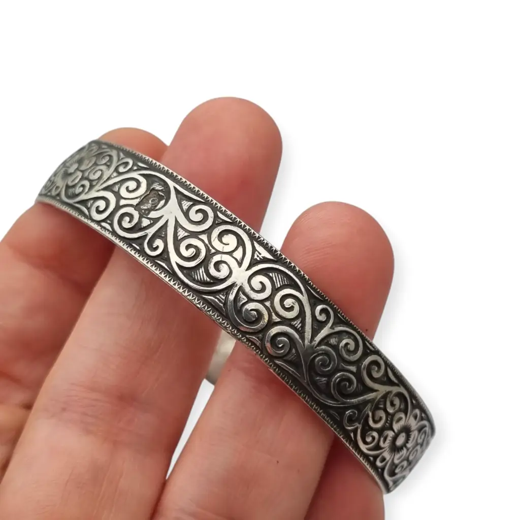 Brazalete bereber antiguo en plata grabada diseño floral bohemio estilo étnico