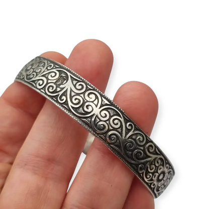 Brazalete bereber antiguo en plata grabada diseño floral bohemio estilo étnico