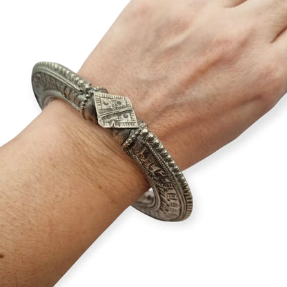 Brazalete tribal antigua bañada en plata grabado tradicional joyería étnica
