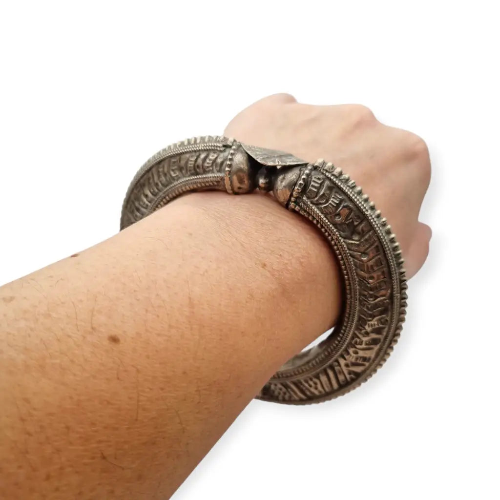 Brazalete tribal antigua bañada en plata grabado tradicional joyería étnica