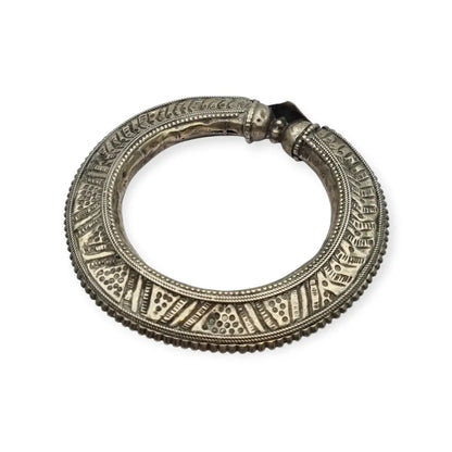 Brazalete tribal antigua bañada en plata grabado tradicional joyería étnica