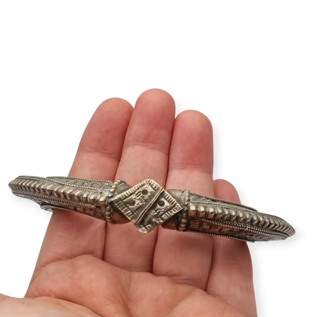 Brazalete tribal antigua bañada en plata grabado tradicional joyería étnica