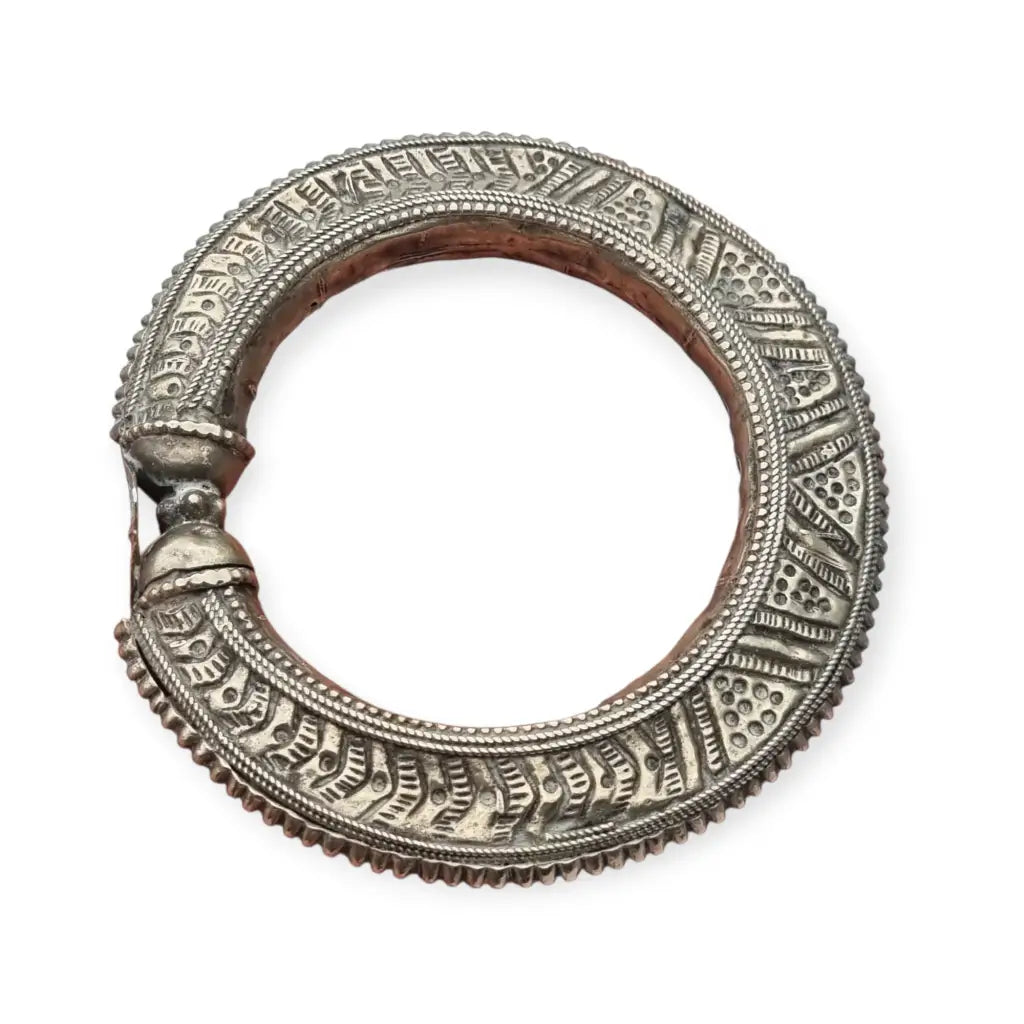 Brazalete tribal antigua bañada en plata grabado tradicional joyería étnica