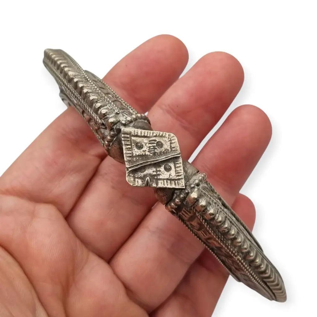Brazalete tribal antigua bañada en plata grabado tradicional joyería étnica
