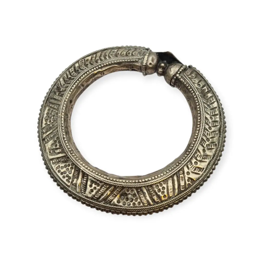 Brazalete tribal antigua bañada en plata grabado tradicional joyería étnica