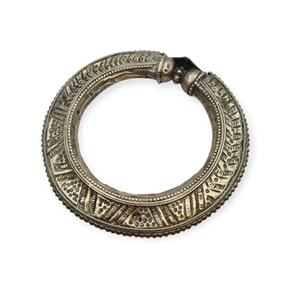 Brazalete tribal antigua bañada en plata grabado tradicional joyería étnica