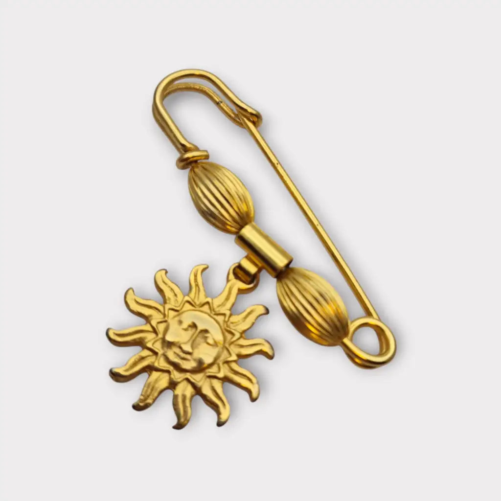Broche y alfiler de seguridad vintage bañado en oro con colgante cara sol