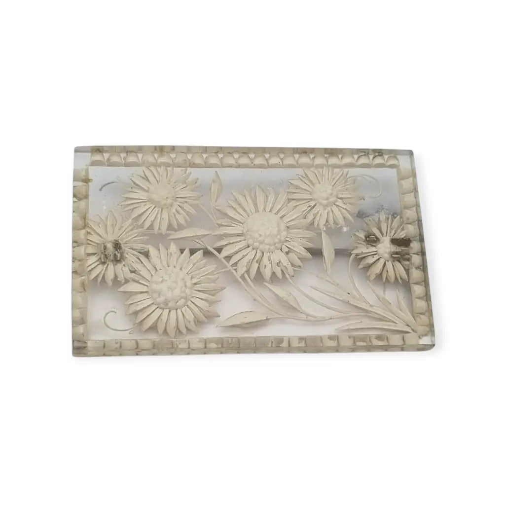Broche antiguo años 40-50 en lucite transparente con flores talladas
