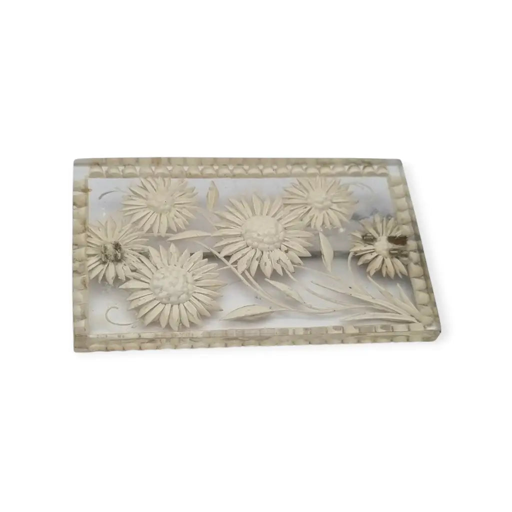 Broche antiguo años 40-50 en lucite transparente con flores talladas