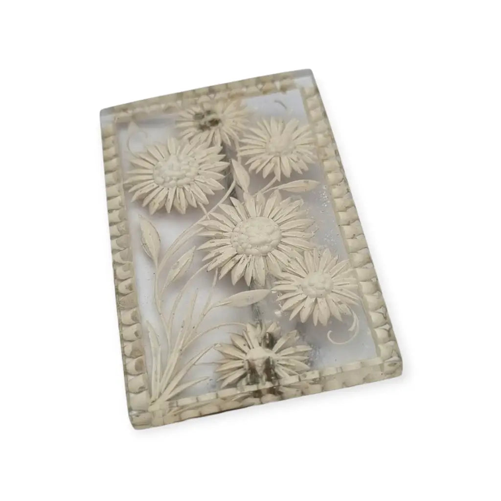Broche antiguo años 40-50 en lucite transparente con flores talladas