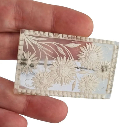 Broche antiguo años 40-50 en lucite transparente con flores talladas