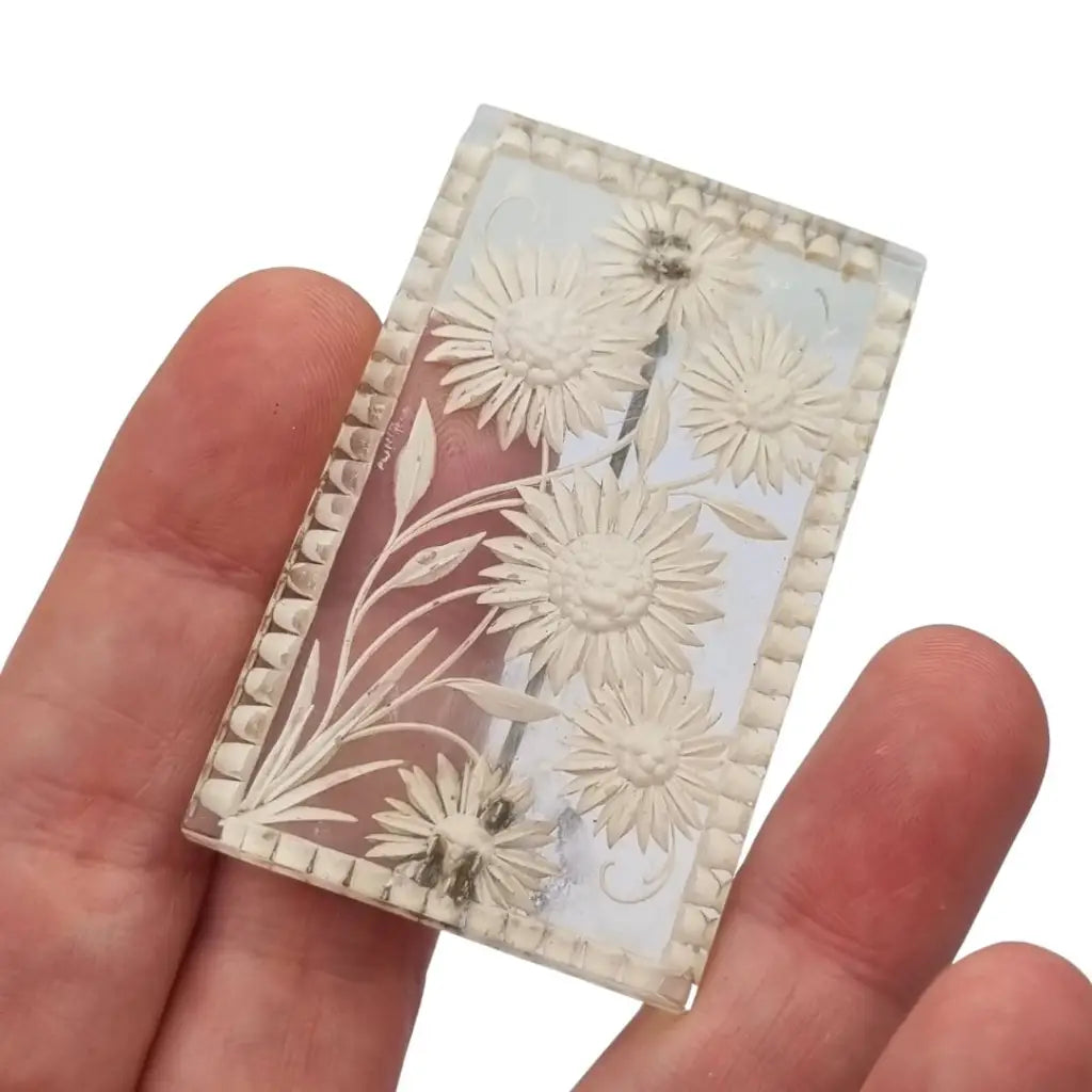 Broche antiguo años 40-50 en lucite transparente con flores talladas