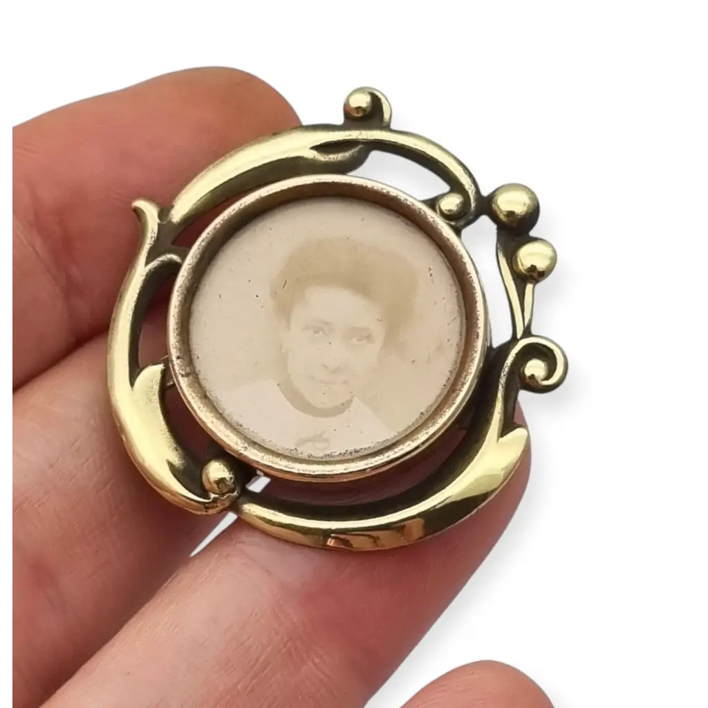 Broche antiguo Art Nouveau con retrato latón dorado joyeria sentimental