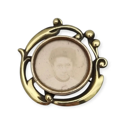 Broche antiguo Art Nouveau con retrato latón dorado joyeria sentimental