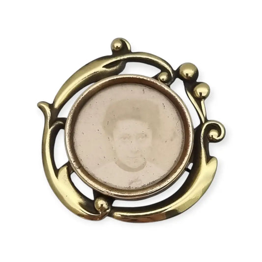 Broche antiguo Art Nouveau con retrato latón dorado joyeria sentimental