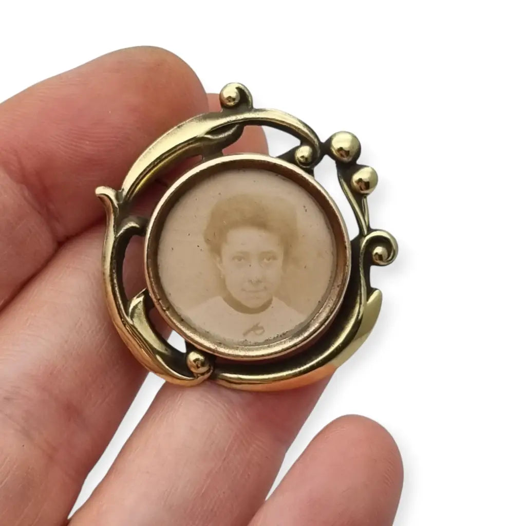 Broche antiguo Art Nouveau con retrato latón dorado joyeria sentimental