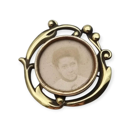 Broche antiguo Art Nouveau con retrato latón dorado joyeria sentimental