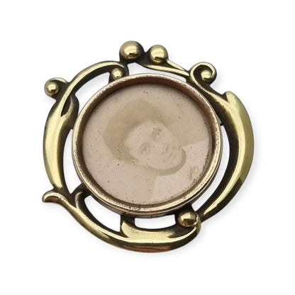 Broche antiguo Art Nouveau con retrato latón dorado joyeria sentimental