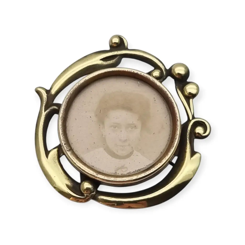 Broche antiguo Art Nouveau con retrato latón dorado joyeria sentimental