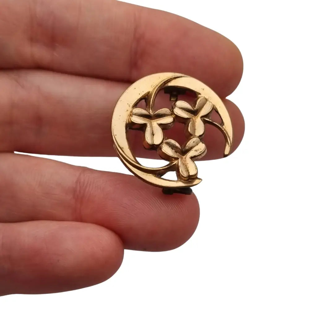 Broche antiguo art nouveau tréboles y luna creciente metal color dorado