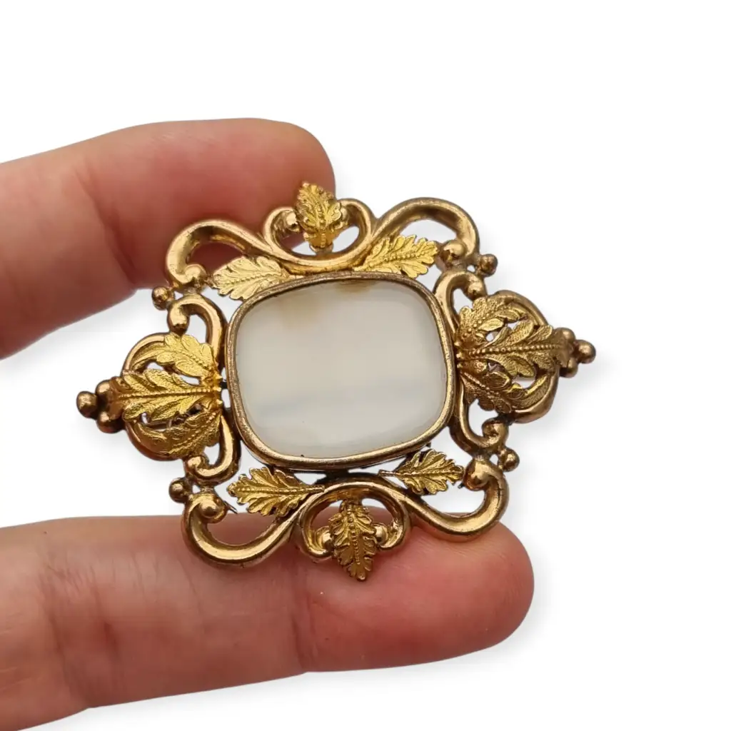 Broche antiguo dorado Art Nouveau con piedra blanca central Joyería modernista