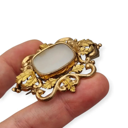 Broche antiguo dorado Art Nouveau con piedra blanca central Joyería modernista