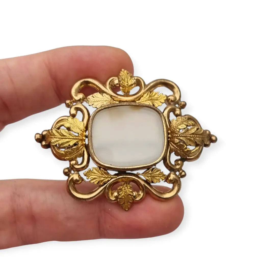 Broche antiguo dorado Art Nouveau con piedra blanca central Joyería modernista