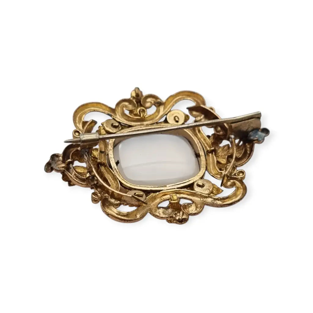 Broche antiguo dorado Art Nouveau con piedra blanca central Joyería modernista