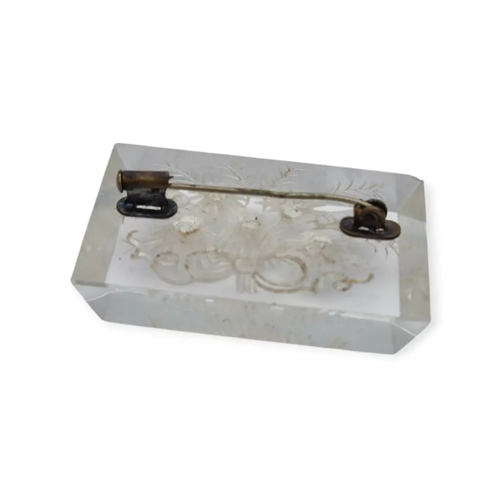 Broche antiguo de lucite transparente años 40–50 con flores talladas