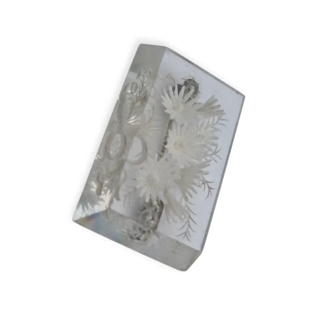 Broche antiguo de lucite transparente años 40–50 con flores talladas