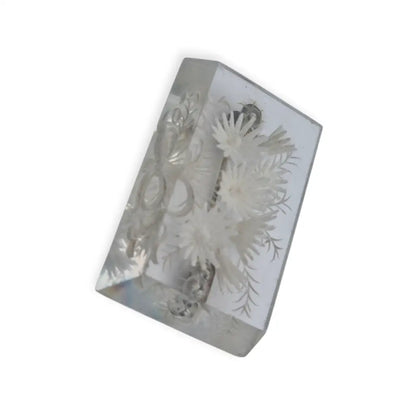 Broche antiguo de lucite transparente años 40–50 con flores talladas