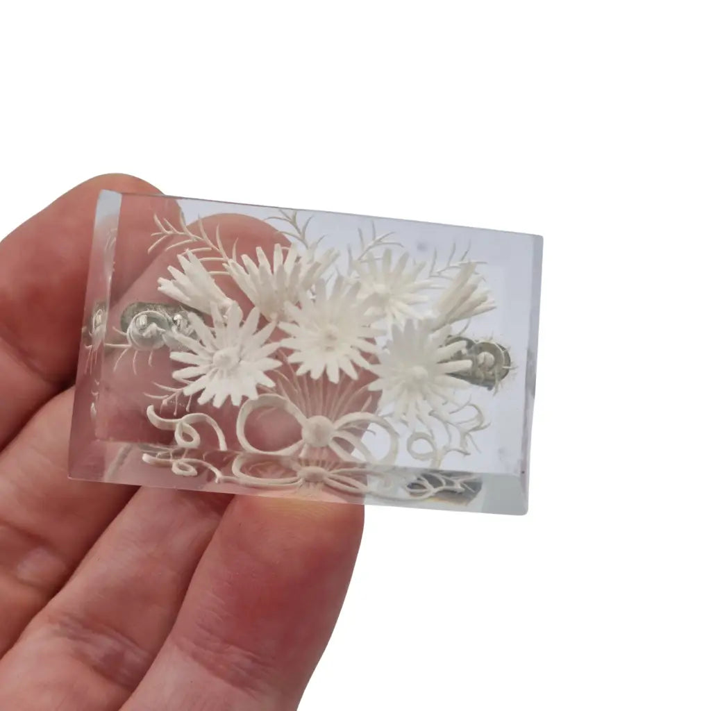 Broche antiguo de lucite transparente años 40–50 con flores talladas