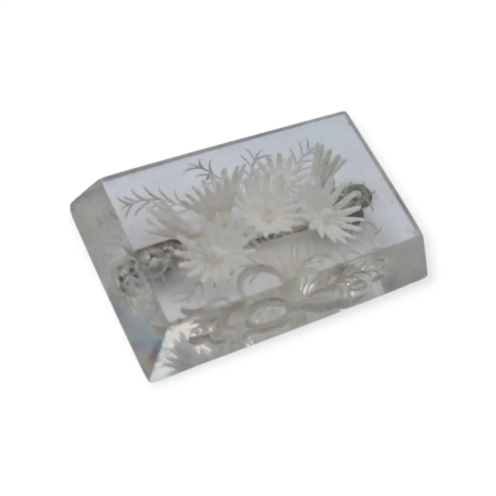 Broche antiguo de lucite transparente años 40–50 con flores talladas