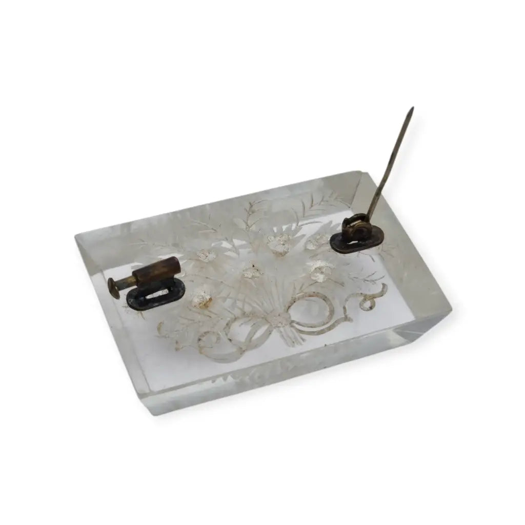 Broche antiguo de lucite transparente años 40–50 con flores talladas