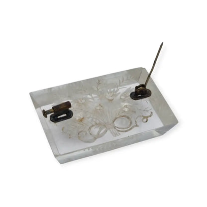 Broche antiguo de lucite transparente años 40–50 con flores talladas