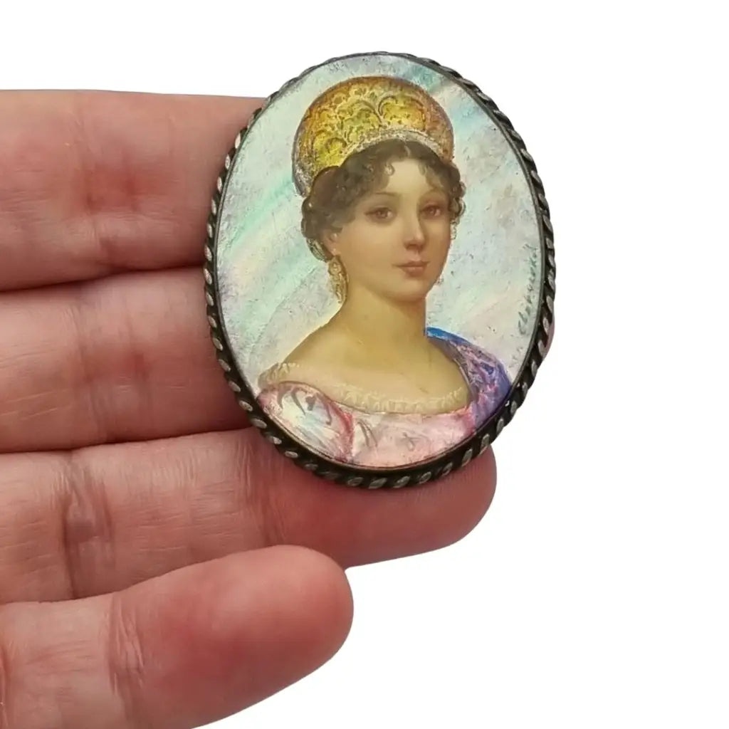 Broche antiguo con miniatura pintada a mano firmada sobre nácar estilo