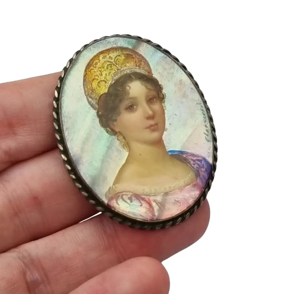 Broche antiguo con miniatura pintada a mano firmada sobre nácar estilo