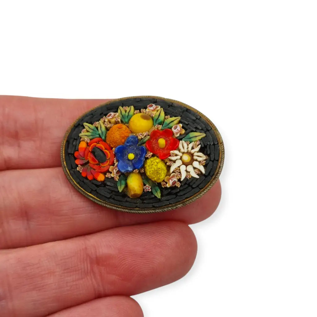 Broche antiguo ovalado con micro mosaico floral joyería italiana años 40.