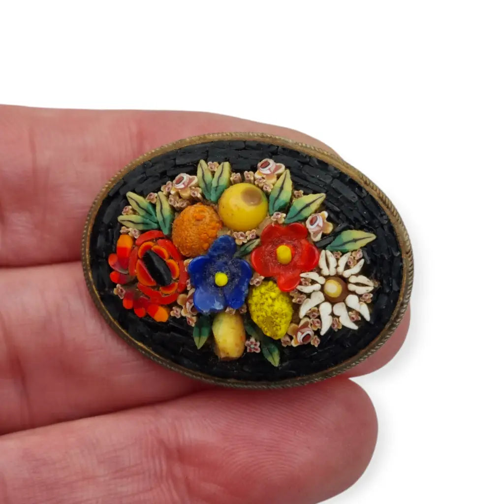 Broche antiguo ovalado con micro mosaico floral joyería italiana años 40.