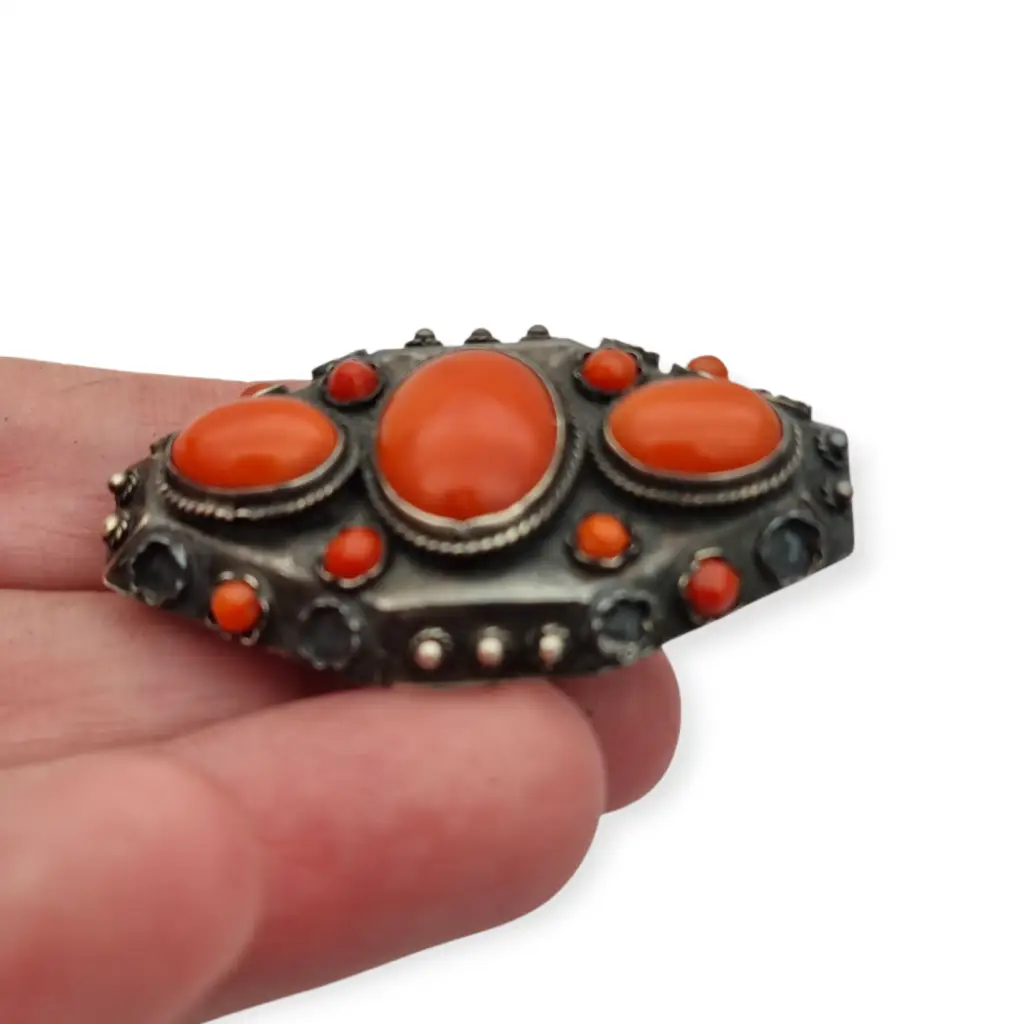 Broche antiguo de plata 800 y coral rojo natural joyería oriental circa
