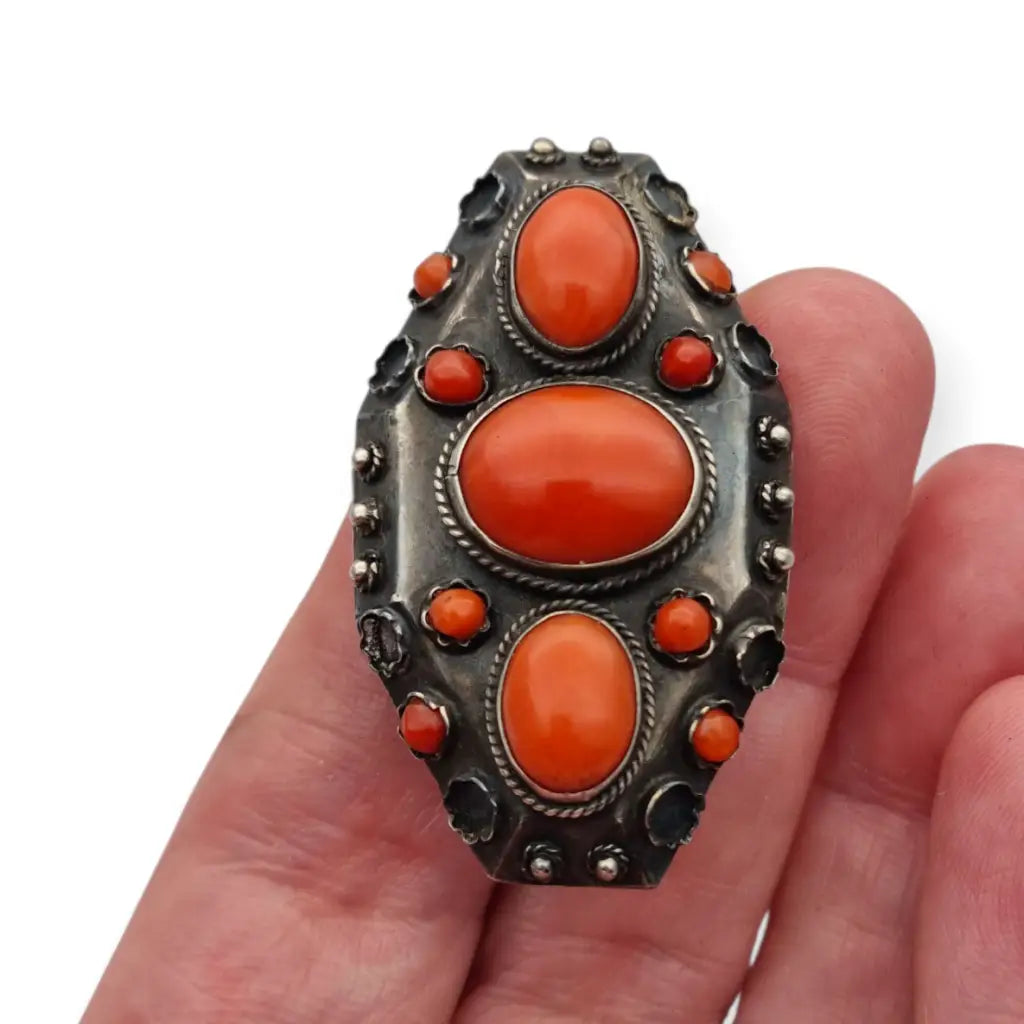 Broche antiguo de plata 800 y coral rojo natural joyería oriental circa