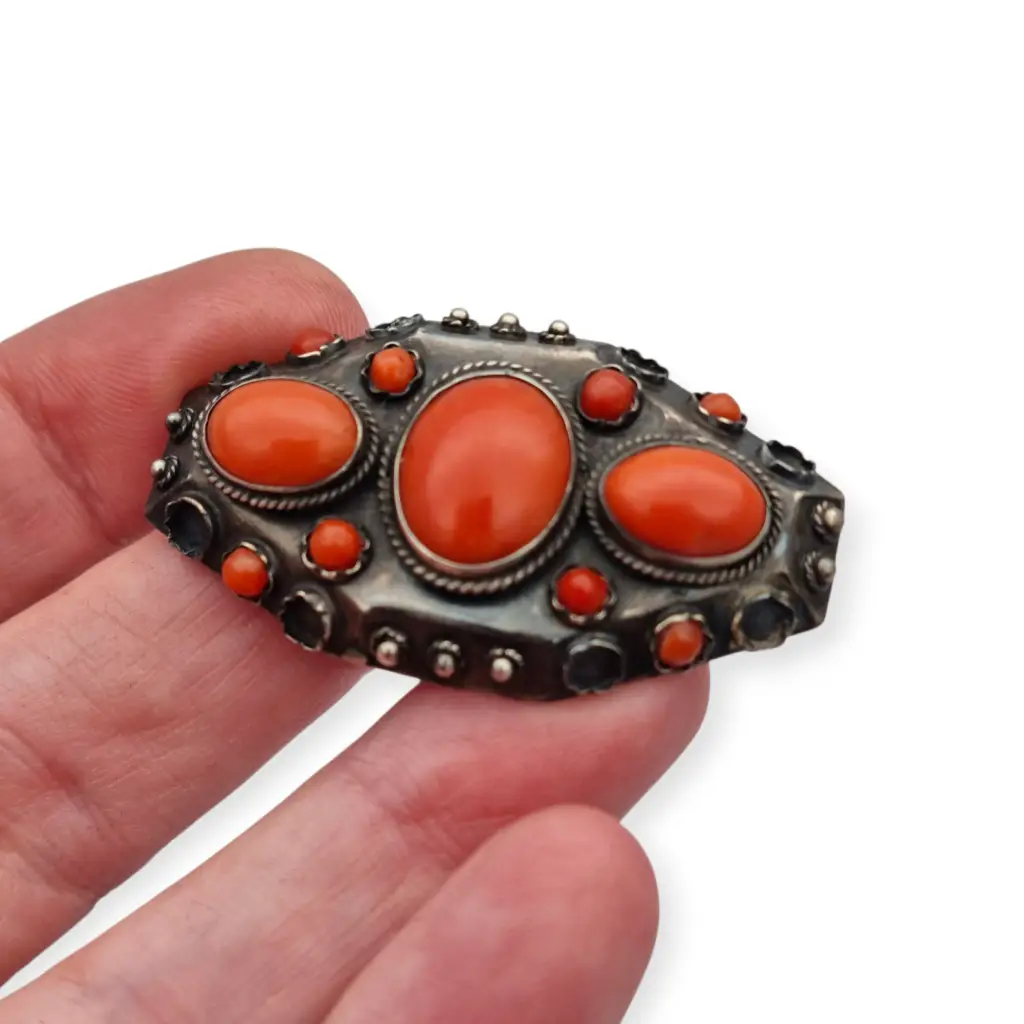 Broche antiguo de plata 800 y coral rojo natural joyería oriental circa