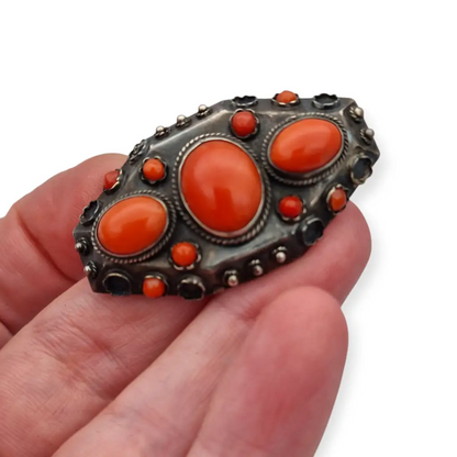 Broche antiguo de plata 800 y coral rojo natural joyería oriental circa